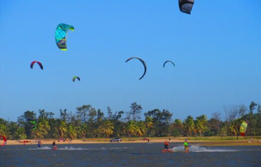 Turista francesa morre durante prática de kitesurf em praia do Ceará