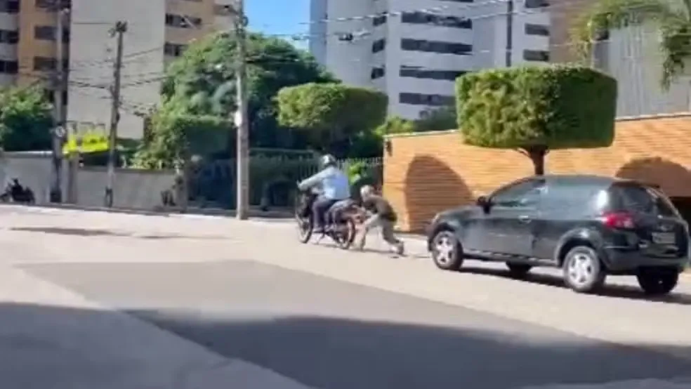 Motociclista arremessa capacete e danifica vidro de carro após briga de trânsito em Fortaleza