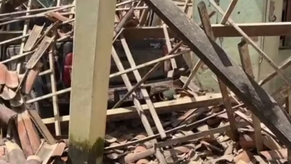 Motorista bate em pilar de comércio e derruba telhado no Ceará; criança fica ferida