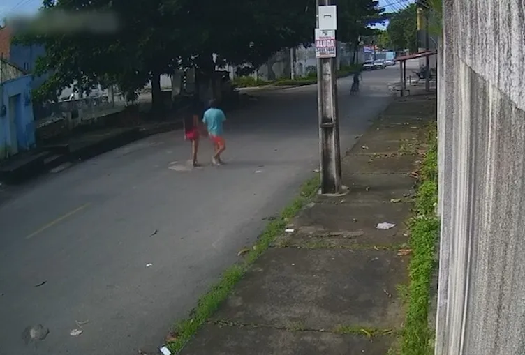 Motorista é vítima de assalto por casal armado ao estacionar veículo em bairro de Fortaleza