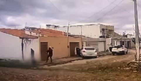 Vídeo mostra suplente de vereador sendo assassinado a tiros na calçada de casa no Ceará