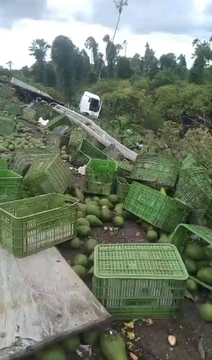 Caminhão carregado de frutas tomba e cai em barranco na BR-116, no Ceará