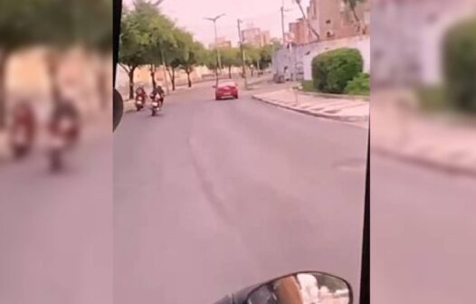 Dois jovens morrem após moto derrapar na pista e bater em poste na Via Expressa, em Fortaleza