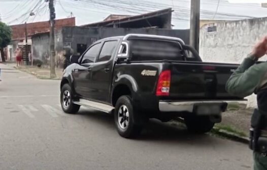 Policial penal tem carro de luxo roubado por criminosos ao parar em cruzamento de Fortaleza