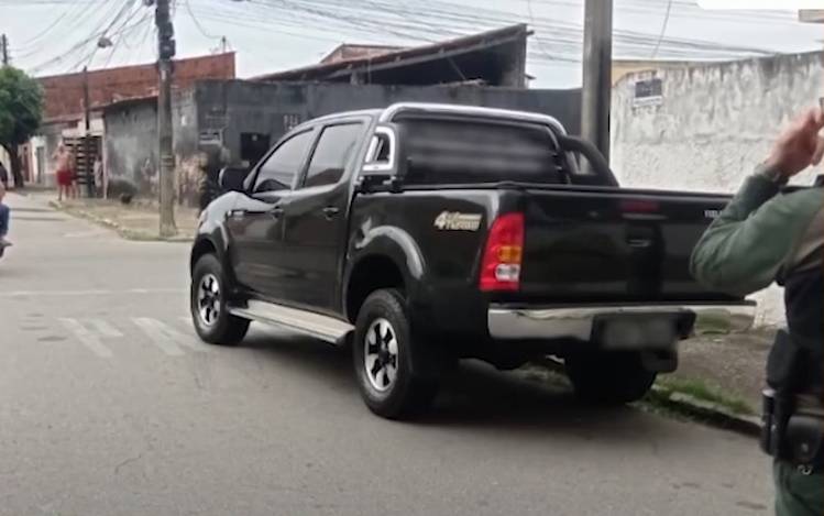 Policial penal tem carro de luxo roubado por criminosos ao parar em cruzamento de Fortaleza