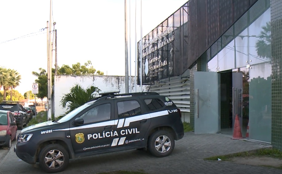 Polícia aborda carro em Maracanaú e prende três homens com arma e bloqueador de sinal