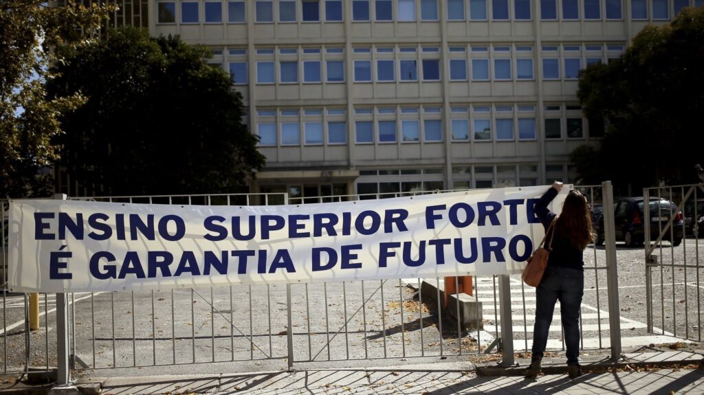 Professores de universidades insistem em greve e pedem reajuste ainda em 2024