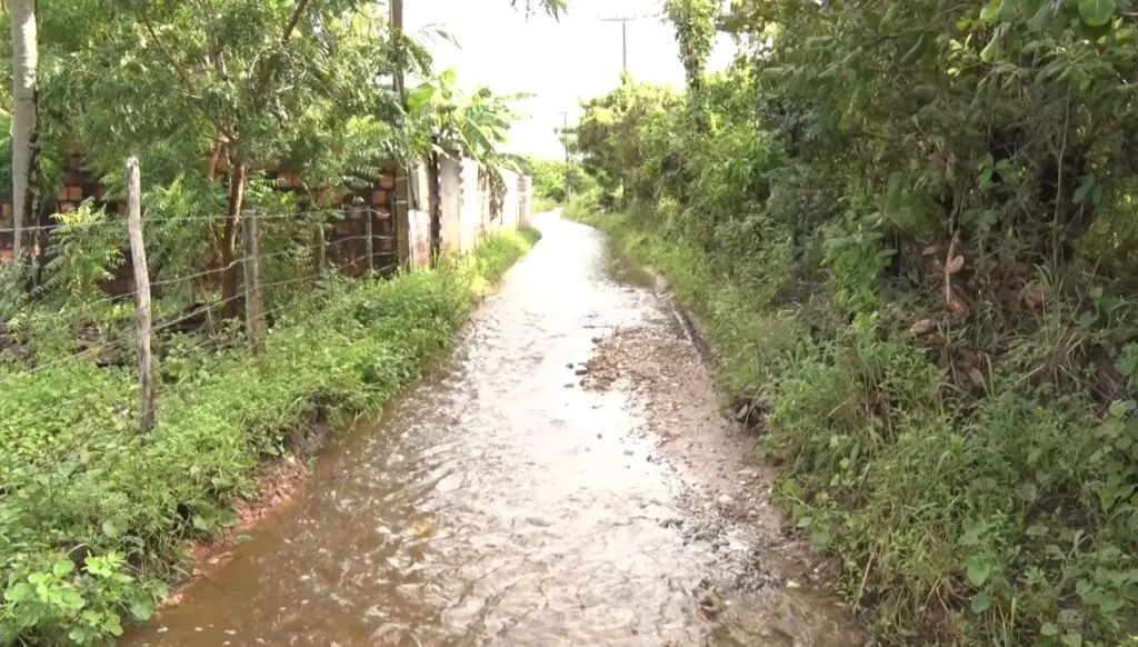 Rua vira rio e correnteza ameaça segurança de pedestres em Aquiraz