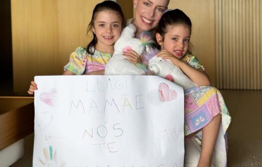 Fabiana Justus, em isolamento por causa do câncer, leva as filhas à escola