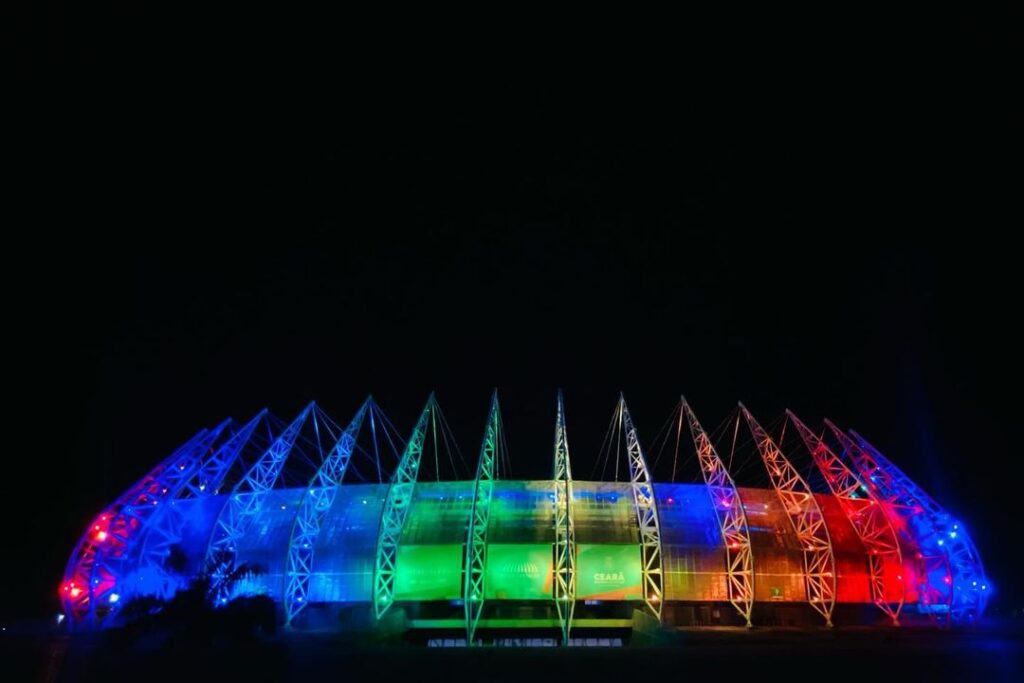 Arena Castelão se ilumina com as cores do arco-íris em comemoração ao Dia Mundial de Combate à LGBTfobia