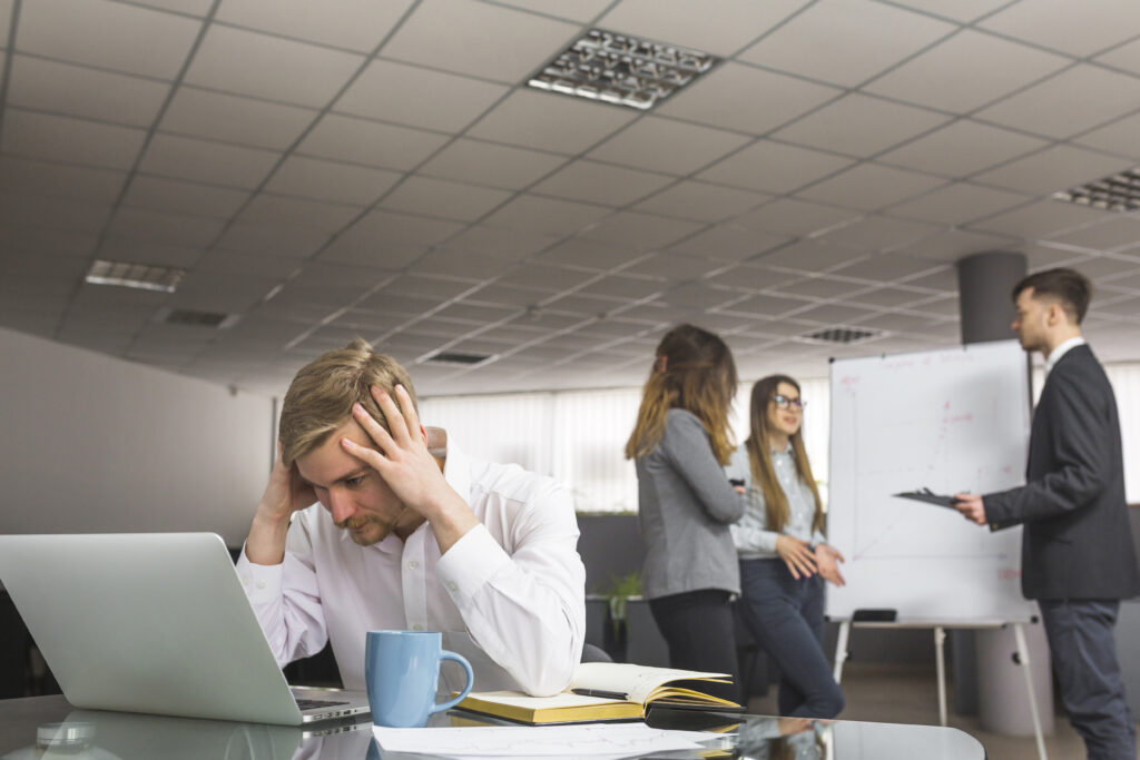 Insatisfação profissional: pesquisa revela panorama do trabalho no Brasil