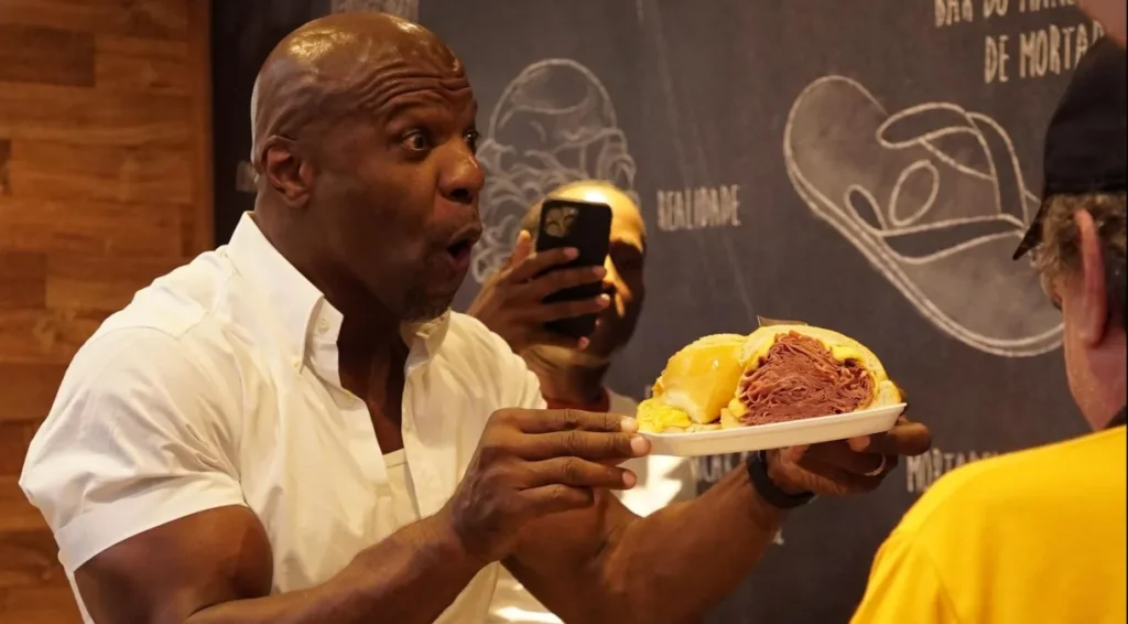 Terry Crews, o Latrell de ‘As Branquelas’, prova sanduíche de mortadela em SP