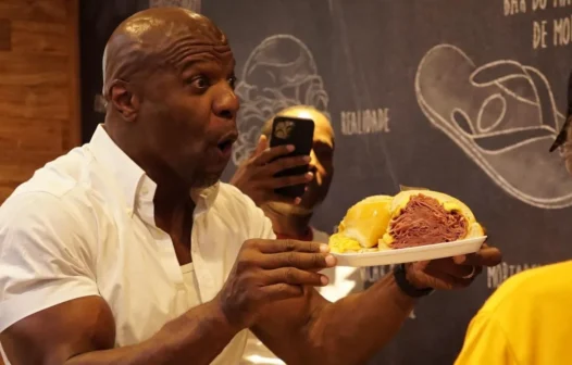 Terry Crews, o Latrell de ‘As Branquelas’, prova sanduíche de mortadela em SP