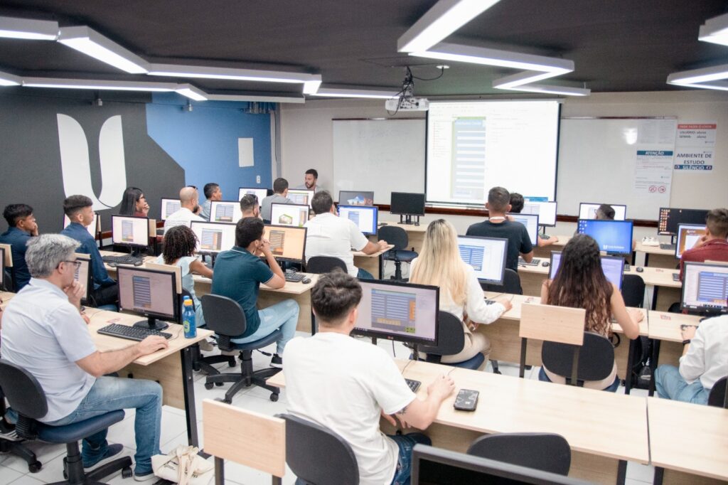 Evento promove discussões sobre tecnologia e carreira para comunidade feminina