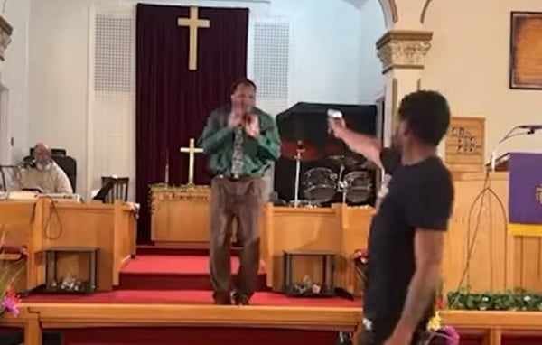 Vídeo: jovem invade culto e atira contra pastor nos EUA