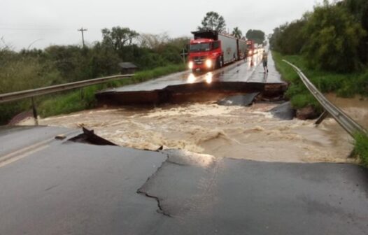 Ponte é derrubada pela força da chuva, no Rio Grande do Sul