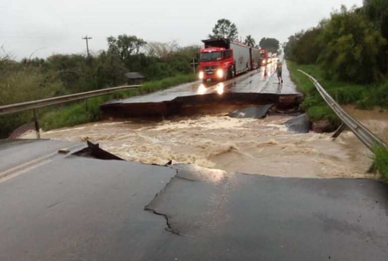 Ponte é derrubada pela força da chuva, no Rio Grande do Sul