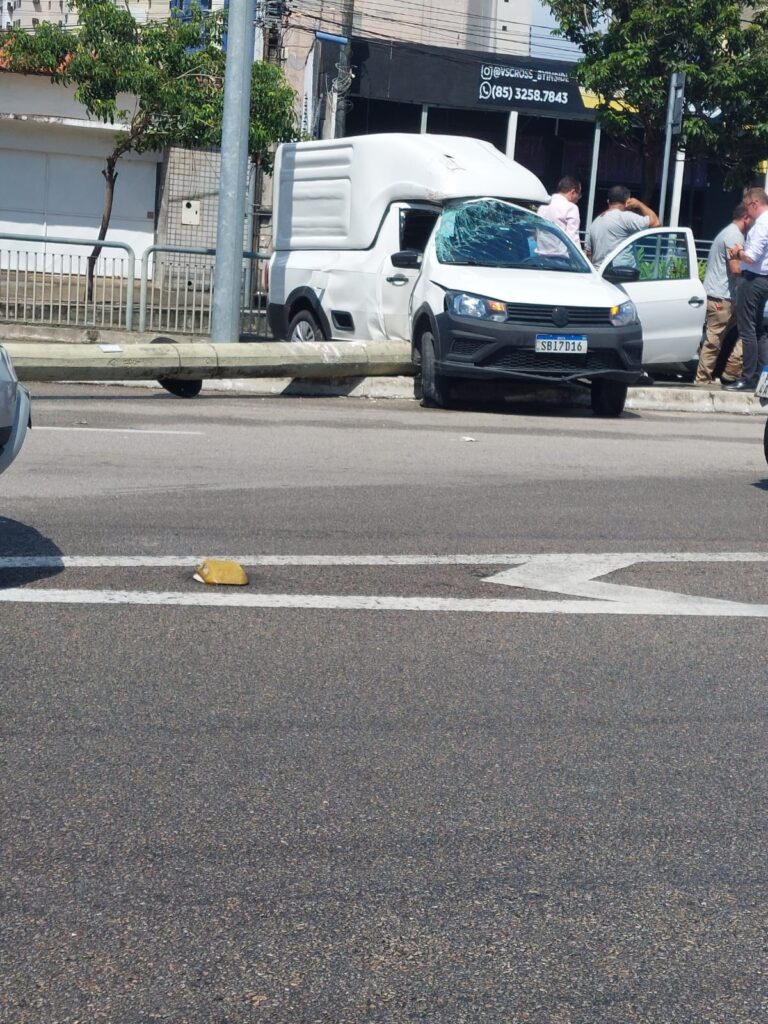 Furgão derruba poste e causa acidente com outro carro na Aldeota, em Fortaleza