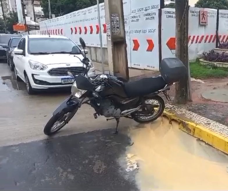 Consórcio de obra do Metrofor é autuado por lançamento irregular de água em via pública