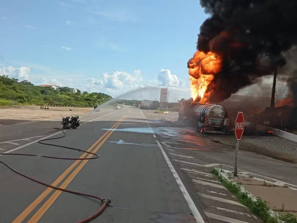 Motorista mineiro que estava em estado grave após incêndio em carreta, morre em Fortaleza