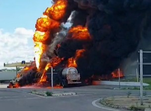 Vídeo: veja o momento em que incêndio atinge duas carretas no Ceará; pai e filho sofrem queimaduras graves