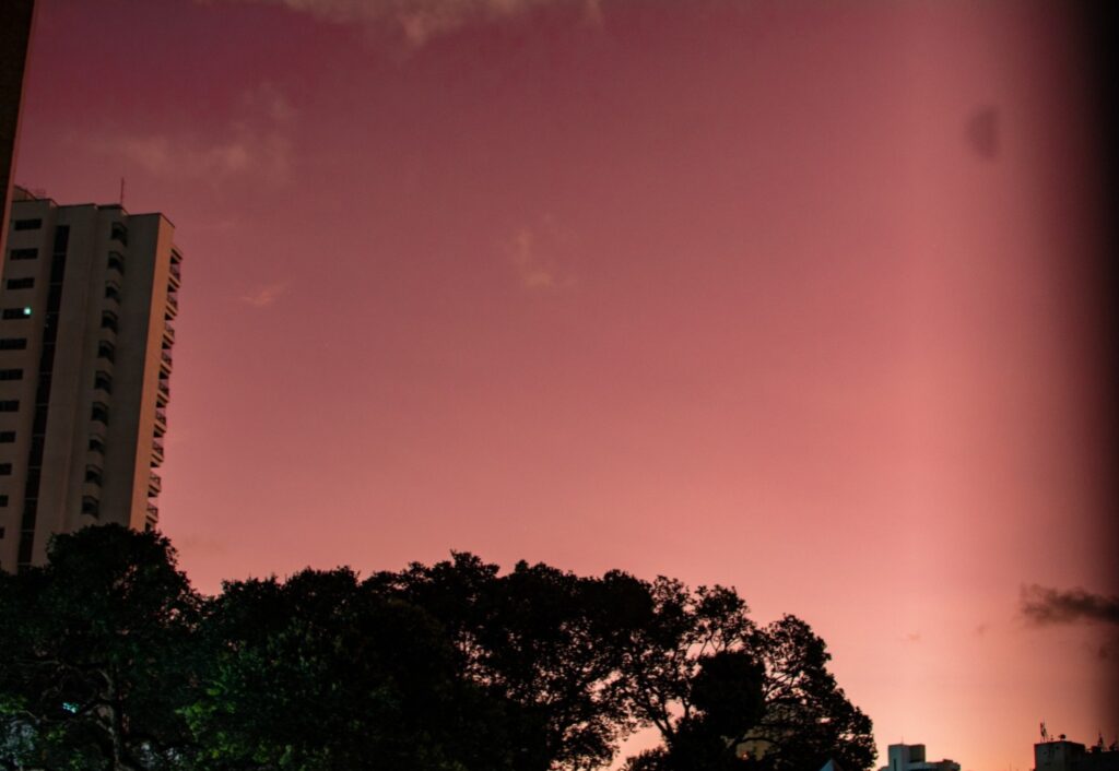 Fortaleza amanhece com céu vermelho por conta de tempestade solar