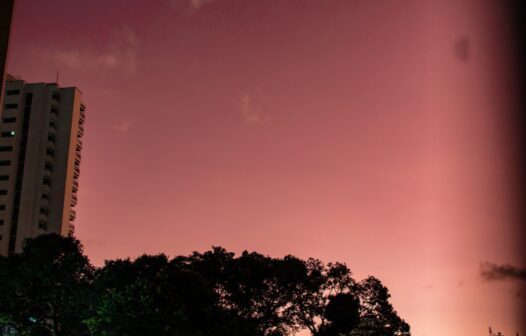 Fortaleza amanhece com céu vermelho por conta de tempestade solar