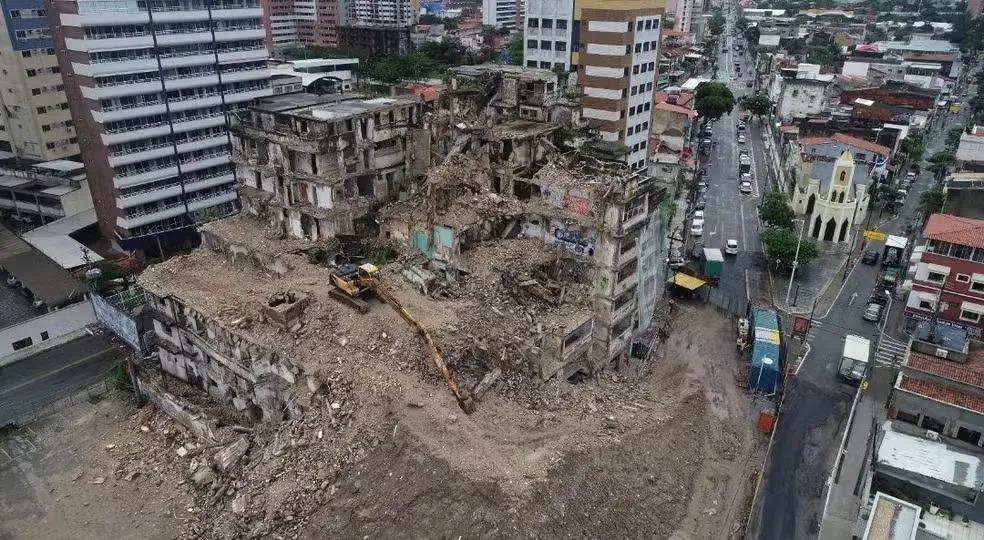 Trânsito na Av. Historiador Raimundo Girão é liberado para nova etapa da demolição do Edifício São Pedro