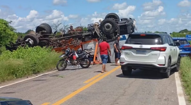 Vídeo: acidente com três veículos deixa quatro feridos e um morto em Morada Nova, no Ceará