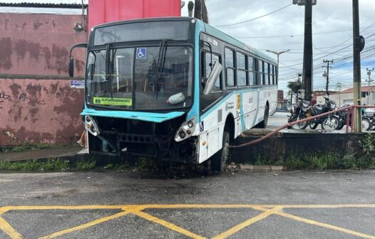 Ônibus invade estacionamento de padaria em Fortaleza