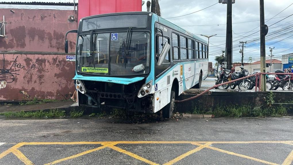 Ônibus invade estacionamento de padaria em Fortaleza