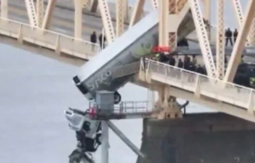 Vídeo: caminhão cai e fica pendurado em ponte nos Estados Unidos