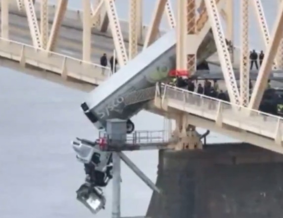 Vídeo: caminhão cai e fica pendurado em ponte nos Estados Unidos