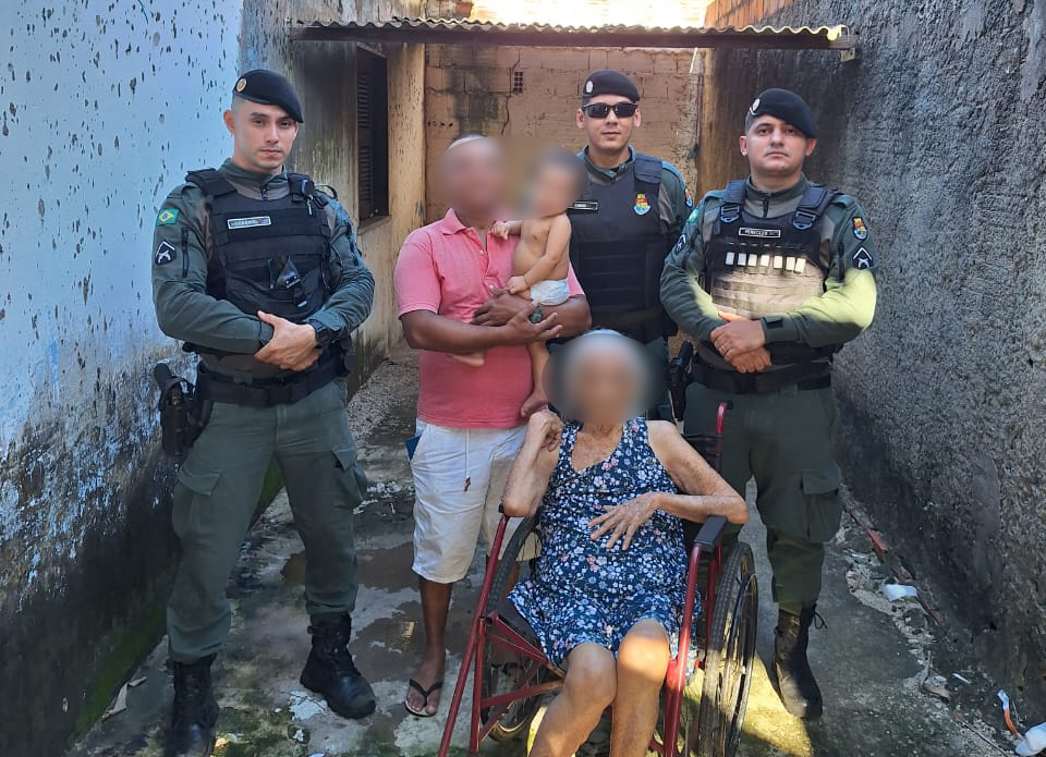 Idosa é salva por policiais militares após ficar engasgada