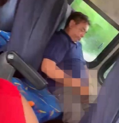 Funcionário de cooperativa é flagrado se masturbando dentro de ônibus