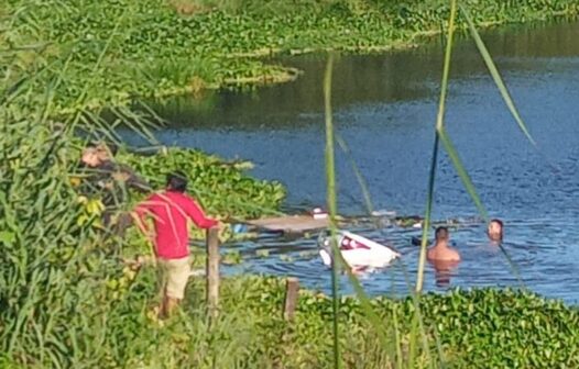 Eletricista morre após carro cair em lago ao ser atingido por veículo de luxo; motorista é preso