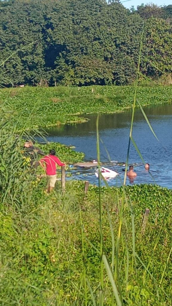 Eletricista morre após carro cair em lago ao ser atingido por veículo de luxo; motorista é preso