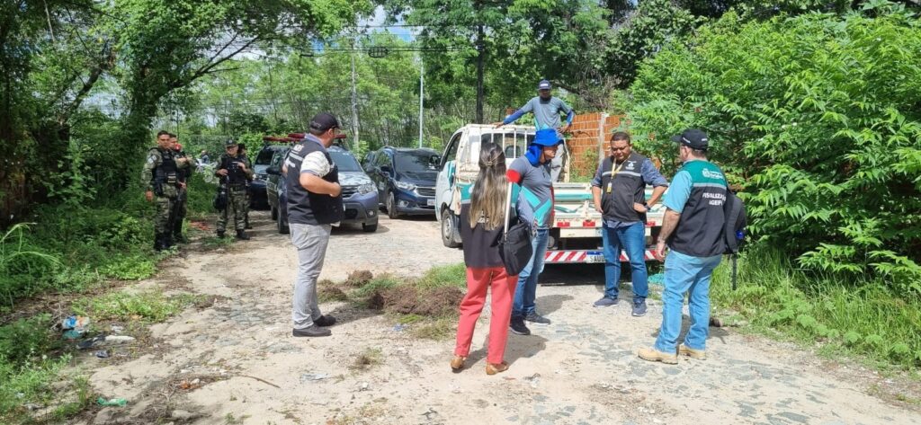 Três caminhões são apreendidos por transporte e descarte de 38 mil litros de lixo