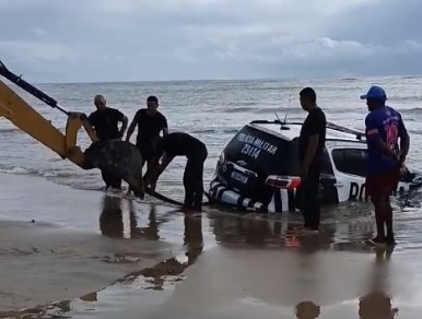 Vídeo: viatura da Polícia Militar é engolida pelo mar em praia no Ceará