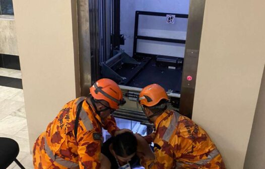 Bombeiros resgatam quatro enfermeiras presas em elevador de faculdade em Fortaleza