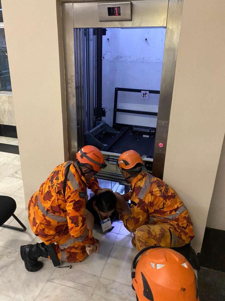 Bombeiros resgatam quatro enfermeiras presas em elevador de faculdade em Fortaleza