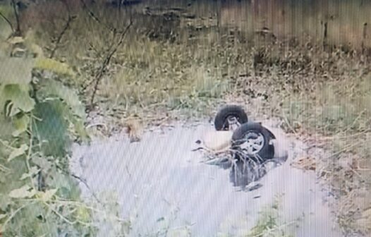 Dois homens morrem afogados em lamaçal após acidente de carro em rodovia no Ceará