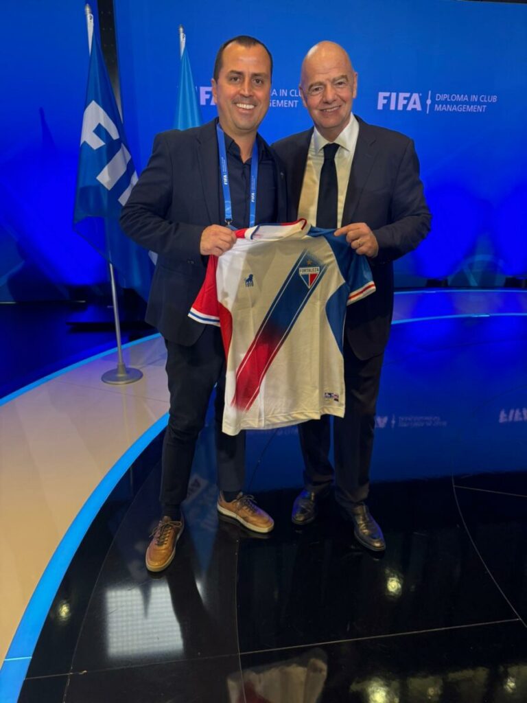 Gianni Infantino, presidente da FIFA, recebe camisa do Fortaleza