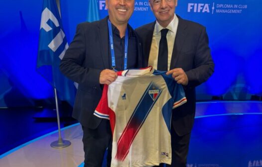 Gianni Infantino, presidente da FIFA, recebe camisa do Fortaleza