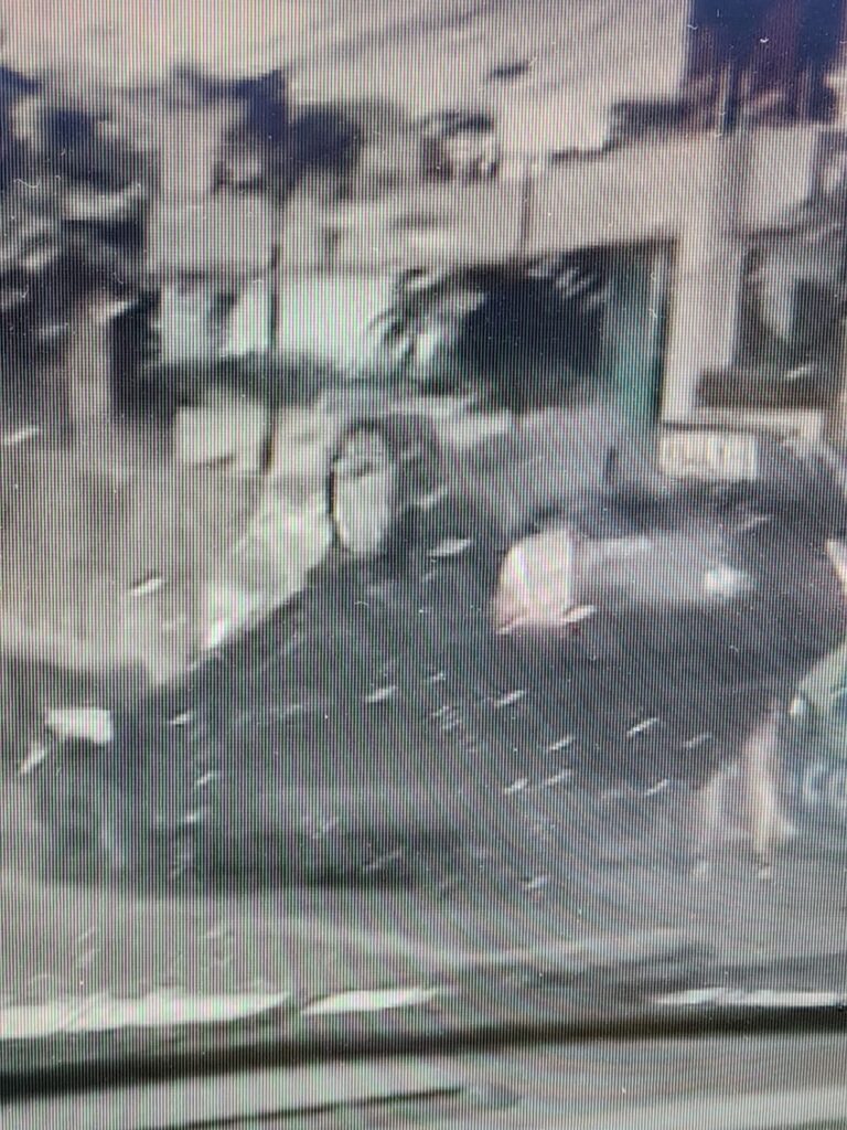 Carro capota em viaduto de Fortaleza