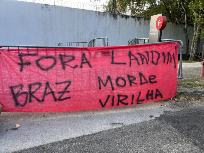 Vídeo: Flamengo é alvo de protestos no Ninho do Urubu e jogadores têm carros cercados