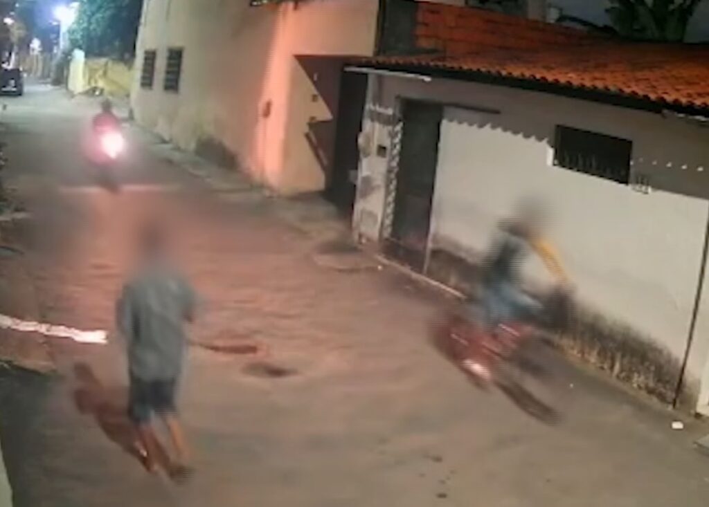 Vídeo: ciclista reage a assalto, briga com os dois ladrões e criminosos correm