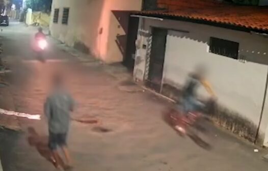 Vídeo: ciclista reage a assalto, briga com os dois ladrões e criminosos correm