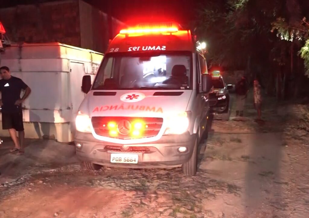 Homem fica ferido em briga de casal, corre e é socorrido por ambulância em Fortaleza