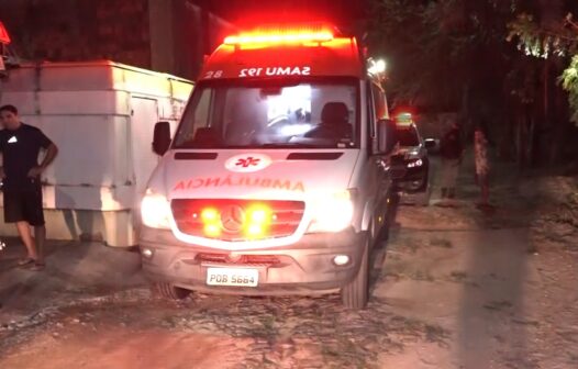 Homem fica ferido em briga de casal, corre e é socorrido por ambulância em Fortaleza